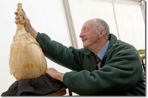 PETER GLAZEBROOK WITH WORLD RECORD ONION